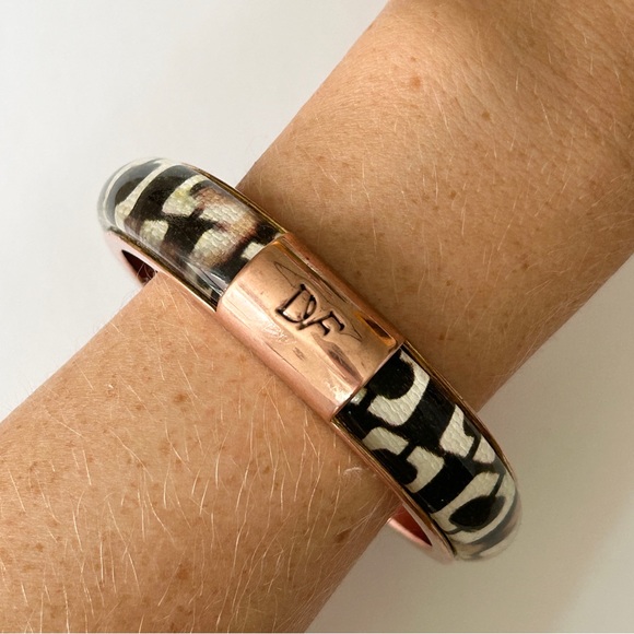 DIANE VON FURSTENBERG Black & White Printed Bangle - Picture 6 of 6